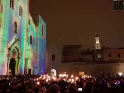 Tra luci, riti e folklore, le immagini della veglia di San Nicola